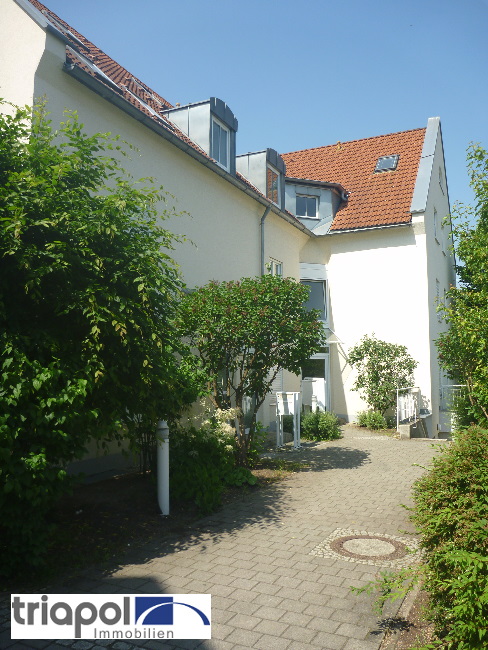 Ruhig und grün gelegene Maisonettewohnung mit Schlafgalerie und Balkon im Dachgeschoss.