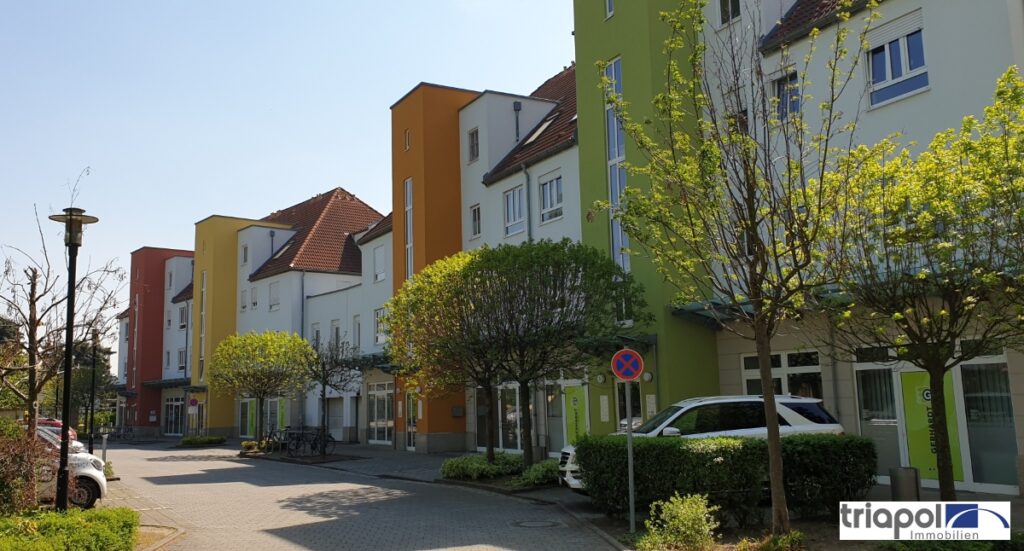 2-Zi-Maisonettewohnung mit Balkon, Einbauküche und Galerie im Dachgeschoss.