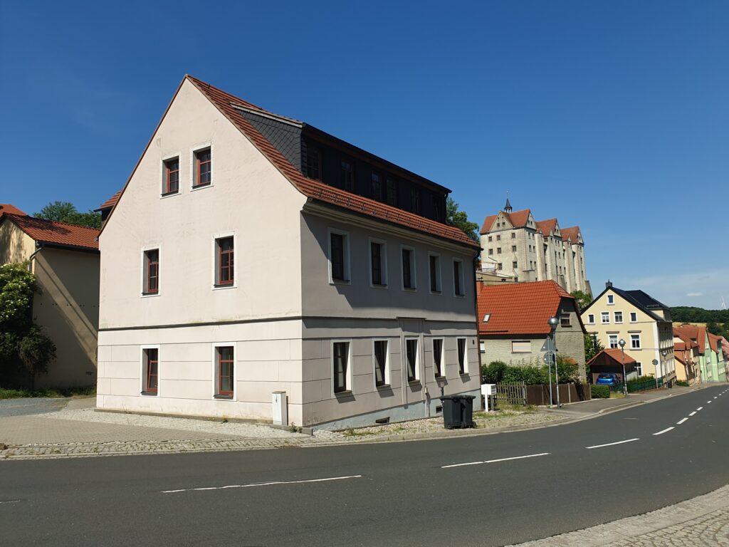 Renovierte 5-Zi-Whg. mit neuem Laminatboden in Nossen.