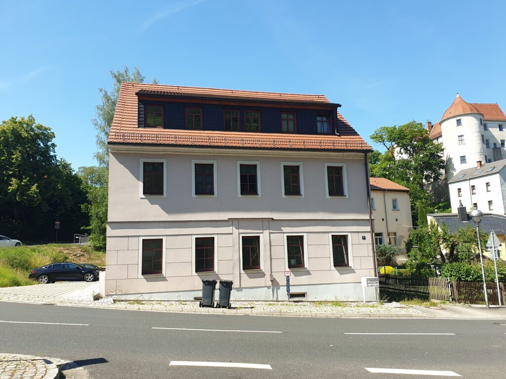 Renovierte 5-Zi-Whg. mit neuem Laminatboden in Nossen.