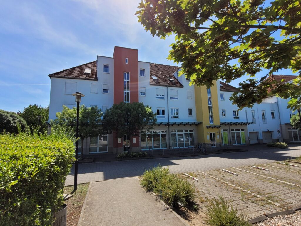 2-Zi-Maisonettewohnung mit Balkon, Einbauküche und Galerie im Dachgeschoss.