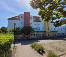 2-Zi-Maisonettewohnung mit Balkon, Einbauküche und Galerie im Dachgeschoss.