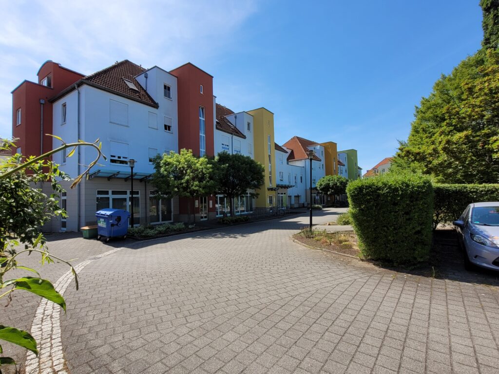 2-Zi-Maisonettewohnung mit Balkon, Einbauküche und Galerie im Dachgeschoss.