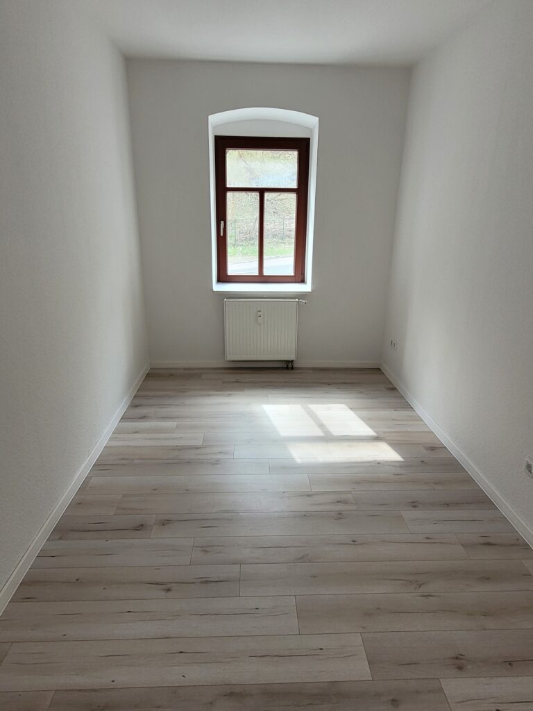 Renovierte 5-Zi-Whg. mit neuem Laminatboden in Nossen.