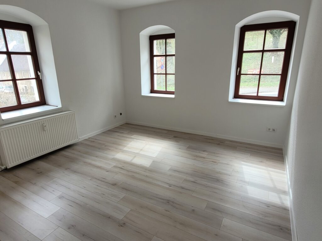 Renovierte 5-Zi-Whg. mit neuem Laminatboden in Nossen.