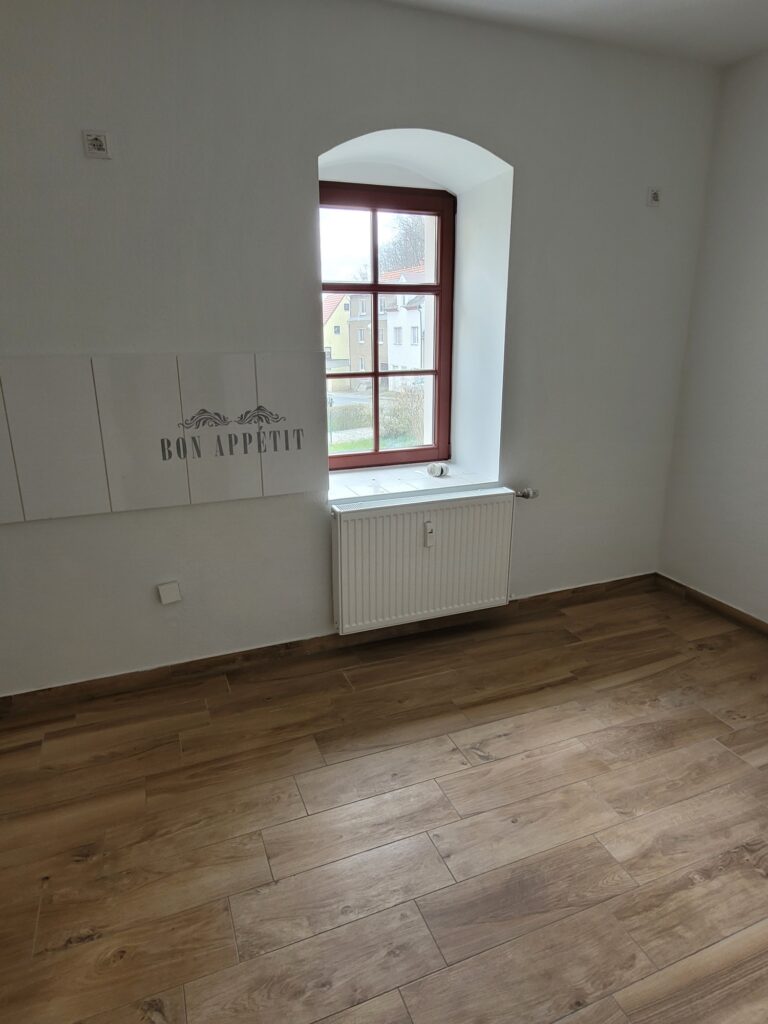 Renovierte 5-Zi-Whg. mit neuem Laminatboden in Nossen.