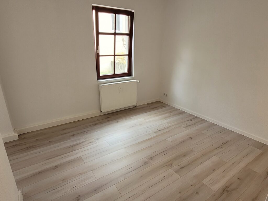 Renovierte 5-Zi-Whg. mit neuem Laminatboden in Nossen.