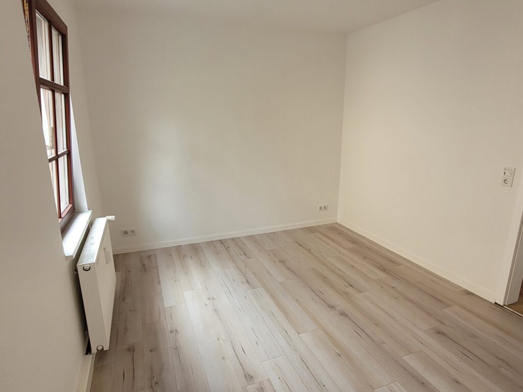 Renovierte 5-Zi-Whg. mit neuem Laminatboden in Nossen.