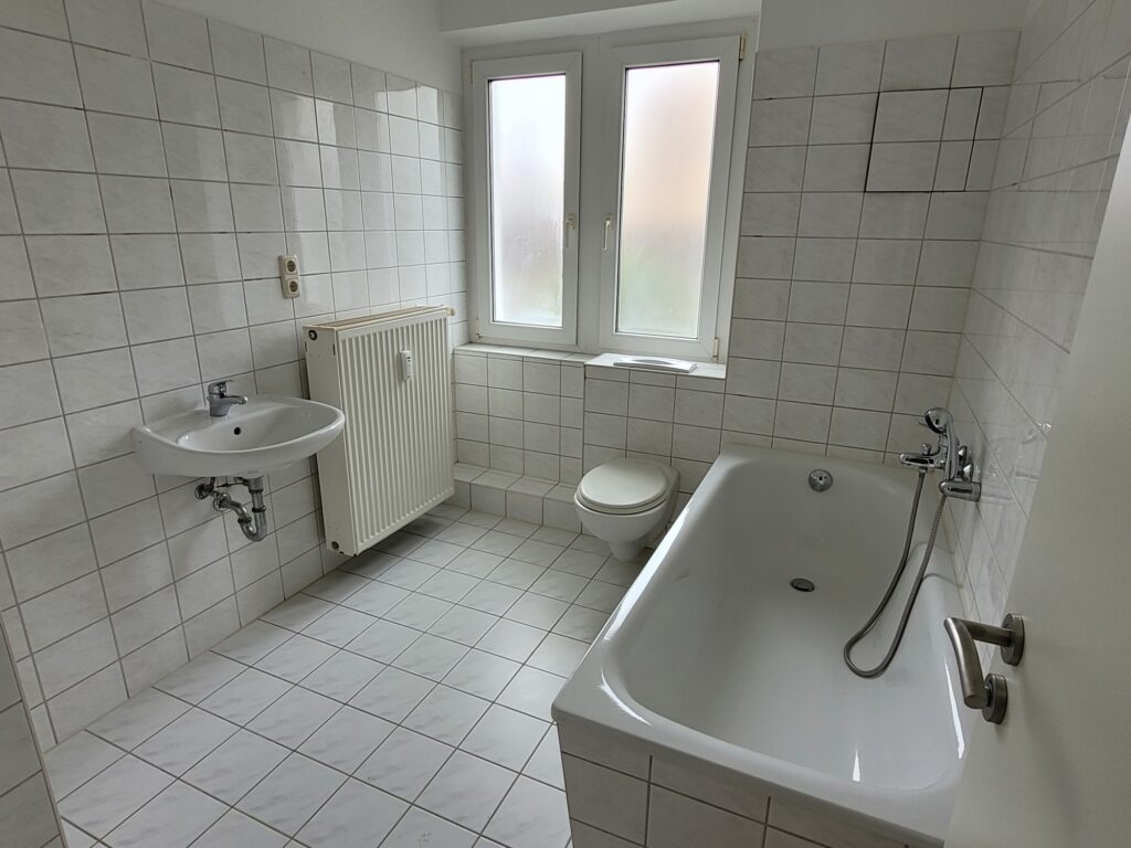 Kleine und gemütliche 2-Zi-Wohnung mit Laminatboden und Tageslichtbad am Stadtrand von Dresden.
