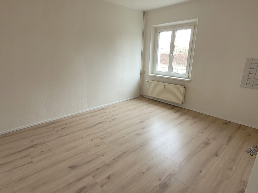 Kleine und gemütliche 2-Zi-Wohnung mit Laminatboden und Tageslichtbad am Stadtrand von Dresden.