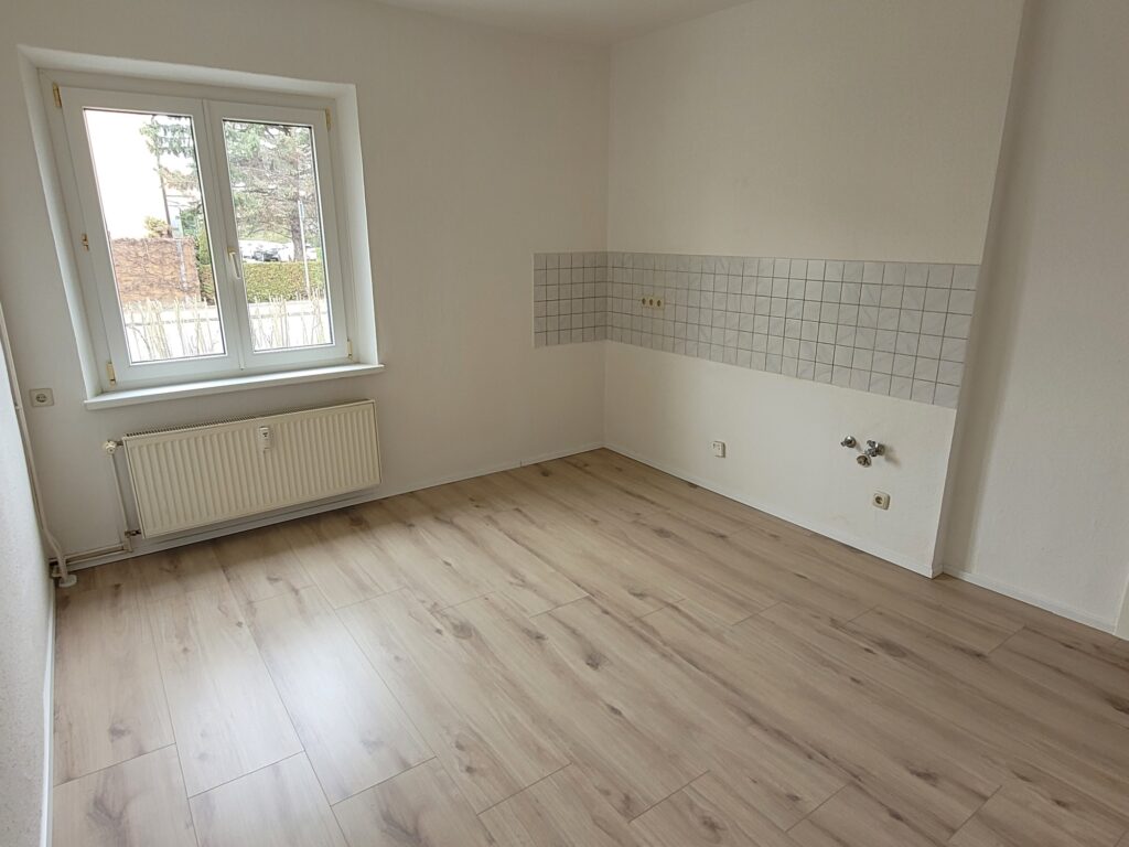 Kleine und gemütliche 2-Zi-Wohnung mit Laminatboden und Tageslichtbad am Stadtrand von Dresden.