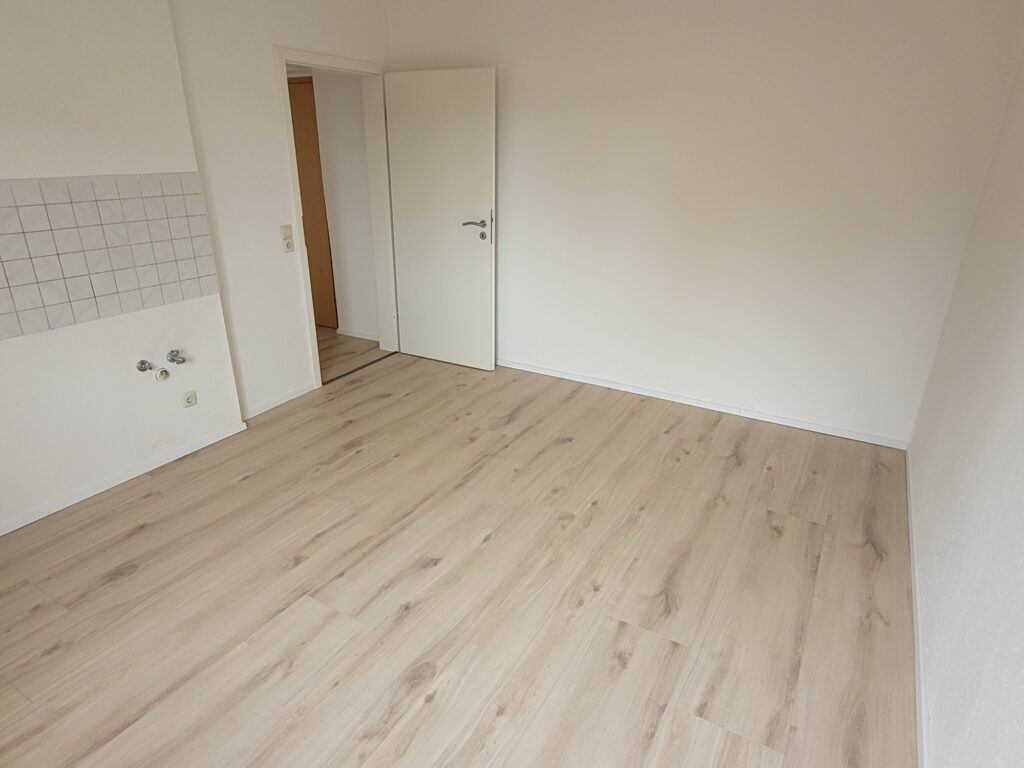 Kleine und gemütliche 2-Zi-Wohnung mit Laminatboden und Tageslichtbad am Stadtrand von Dresden.