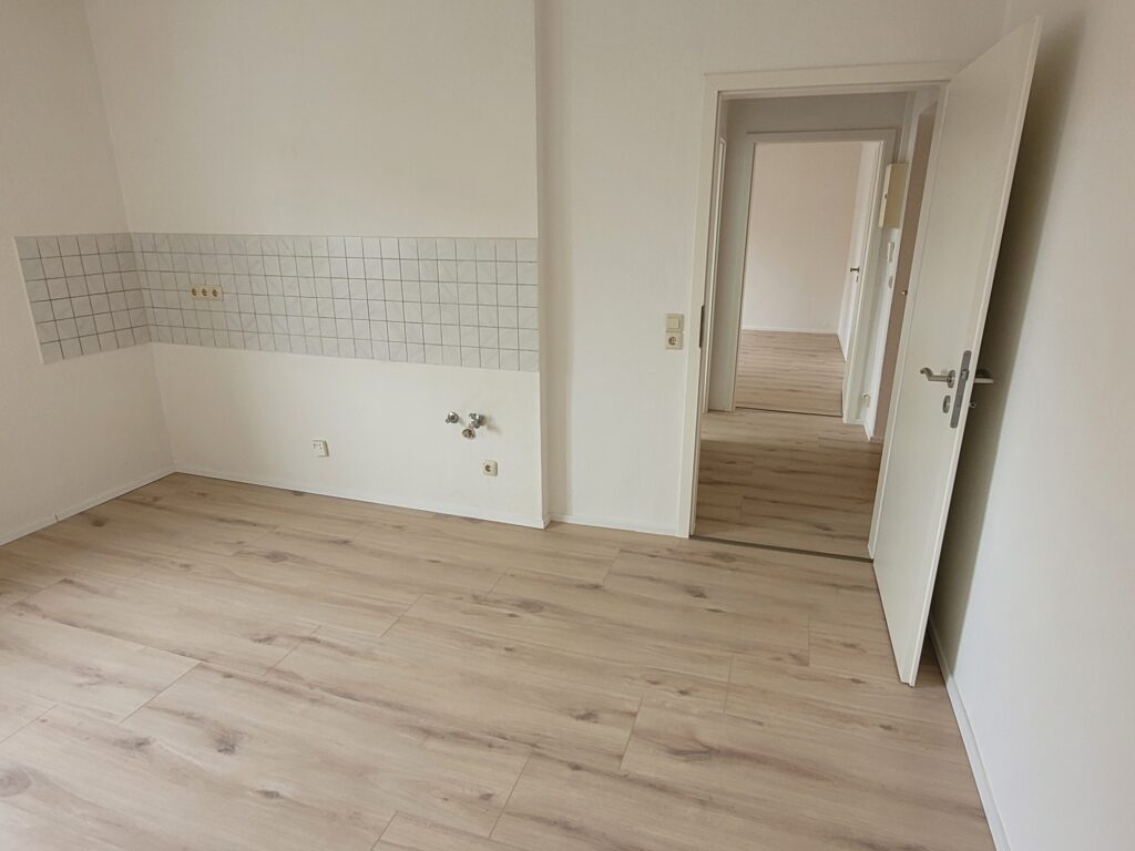 Kleine und gemütliche 2-Zi-Wohnung mit Laminatboden und Tageslichtbad am Stadtrand von Dresden.