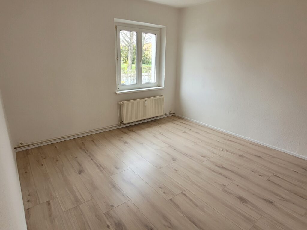 Kleine und gemütliche 2-Zi-Wohnung mit Laminatboden und Tageslichtbad am Stadtrand von Dresden.