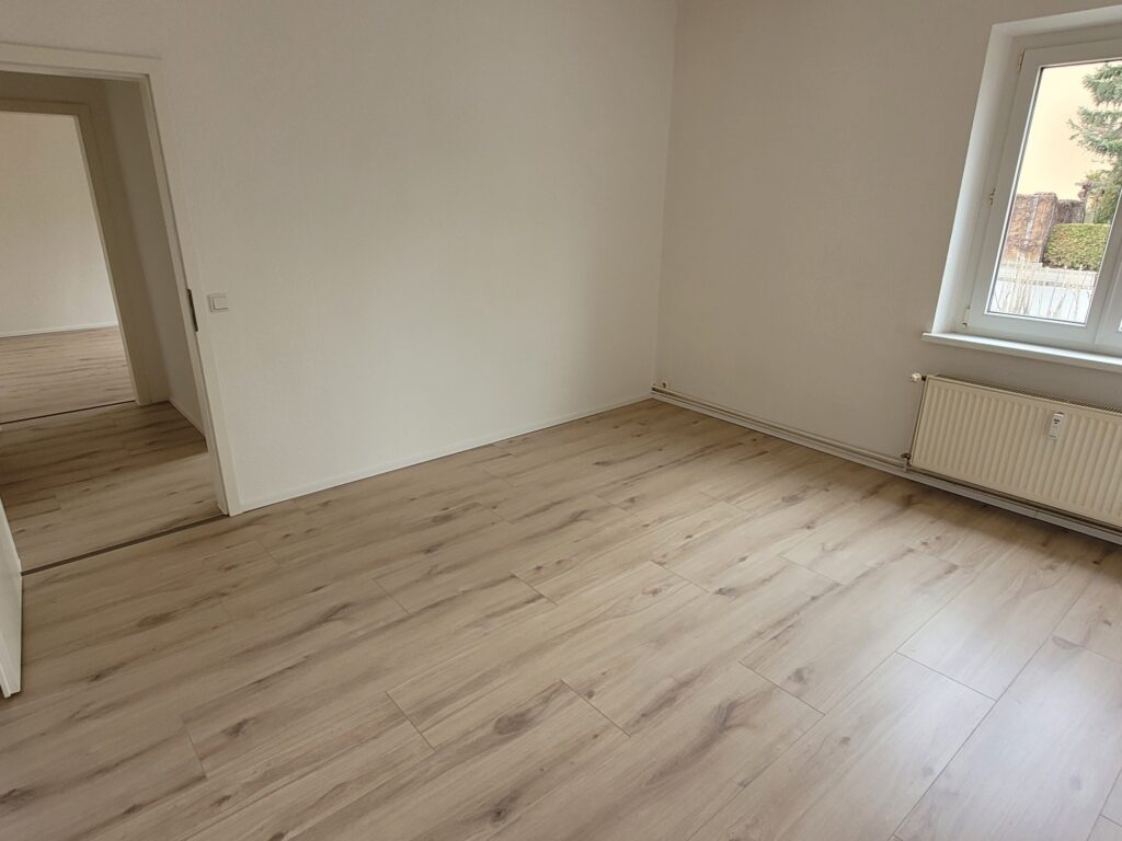 Kleine und gemütliche 2-Zi-Wohnung mit Laminatboden und Tageslichtbad am Stadtrand von Dresden.