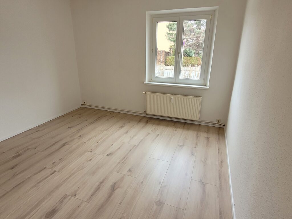 Kleine und gemütliche 2-Zi-Wohnung mit Laminatboden und Tageslichtbad am Stadtrand von Dresden.