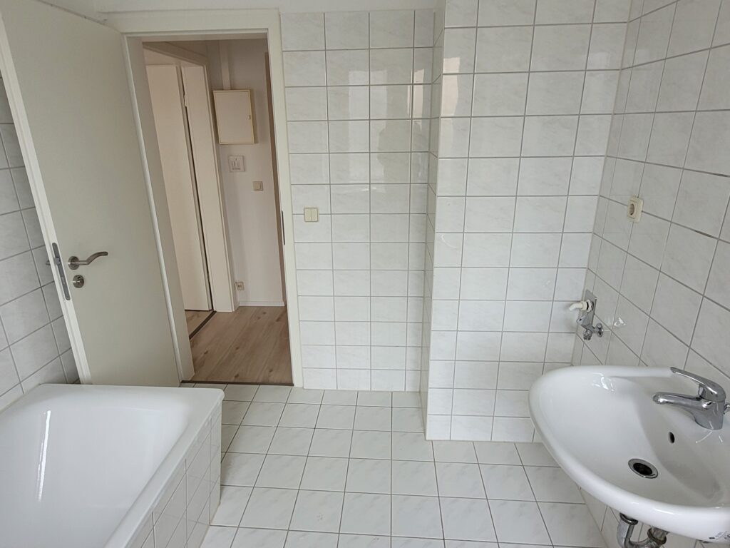 Kleine und gemütliche 2-Zi-Wohnung mit Laminatboden und Tageslichtbad am Stadtrand von Dresden.