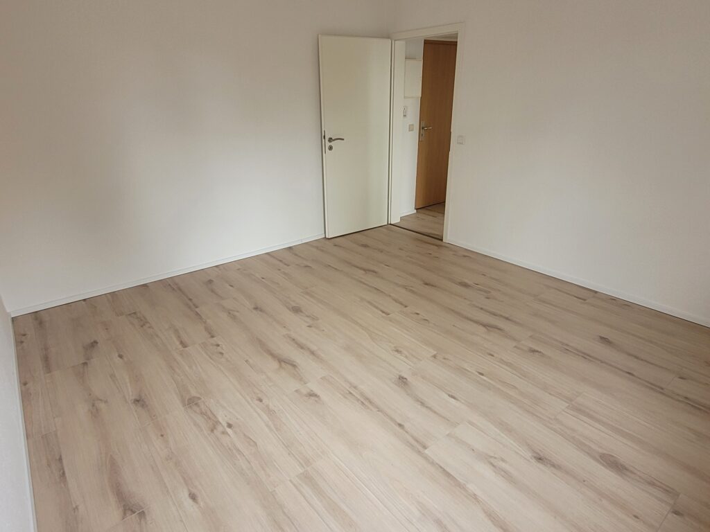 Kleine und gemütliche 2-Zi-Wohnung mit Laminatboden und Tageslichtbad am Stadtrand von Dresden.