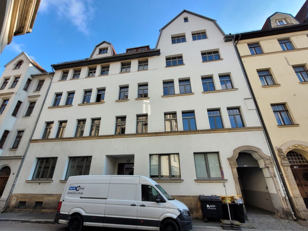 Großzügige 4-Zi-Whg. mit moderner Einbauküche, Laminatboden und Südbalkon in der Meißner Altstadt.