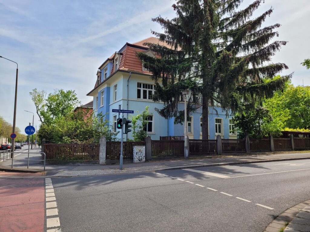 Individuelle Maisonette-Wohnung mit hochwertiger Einbauküche, Kamin, Bad und WC in Strehlen.