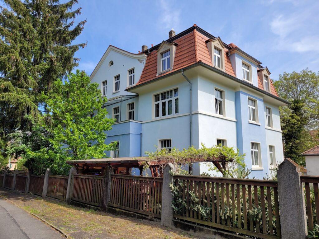 Individuelle Maisonette-Wohnung mit hochwertiger Einbauküche, Kamin, Bad und WC in Strehlen.