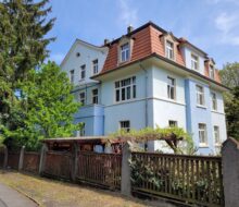 Individuelle Maisonette-Wohnung mit hochwertiger Einbauküche, Kamin, Bad und WC in Strehlen.
