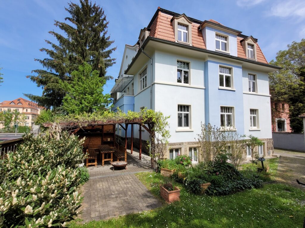 Individuelle Maisonette-Wohnung mit hochwertiger Einbauküche, Kamin, Bad und WC in Strehlen.