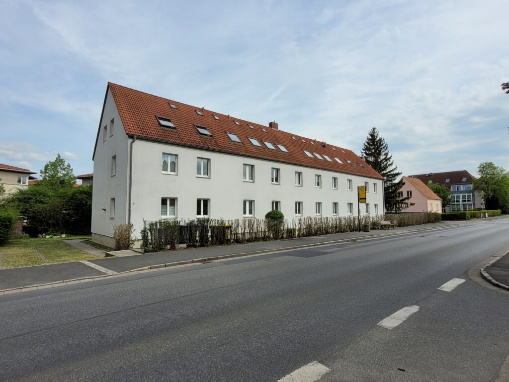 Kleine und gemütliche 2-Zi-Wohnung mit Laminatboden und Tageslichtbad am Stadtrand von Dresden.
