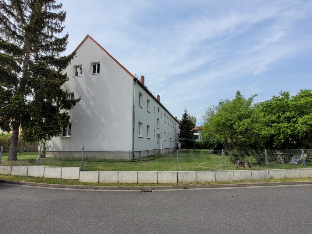 Kleine und gemütliche 2-Zi-Wohnung mit Laminatboden und Tageslichtbad am Stadtrand von Dresden.