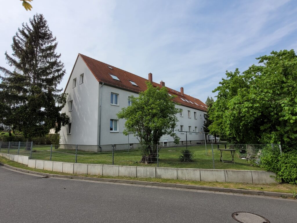 Kleine und gemütliche 2-Zi-Wohnung mit Laminatboden und Tageslichtbad am Stadtrand von Dresden.