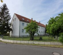 Kleine und gemütliche 2-Zi-Wohnung mit Laminatboden und Tageslichtbad am Stadtrand von Dresden.