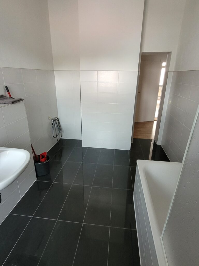 Großzügige 4-Zi-Whg. mit moderner Einbauküche, Laminatboden und Südbalkon in der Meißner Altstadt.