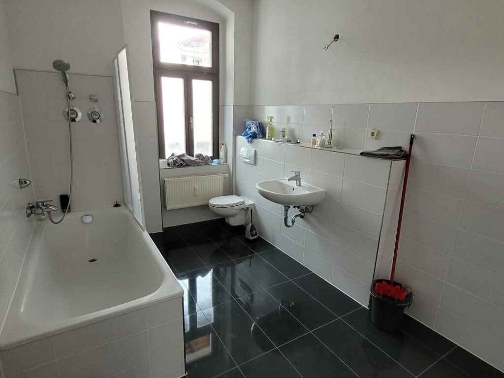 Großzügige 4-Zi-Whg. mit moderner Einbauküche, Laminatboden und Südbalkon in der Meißner Altstadt.