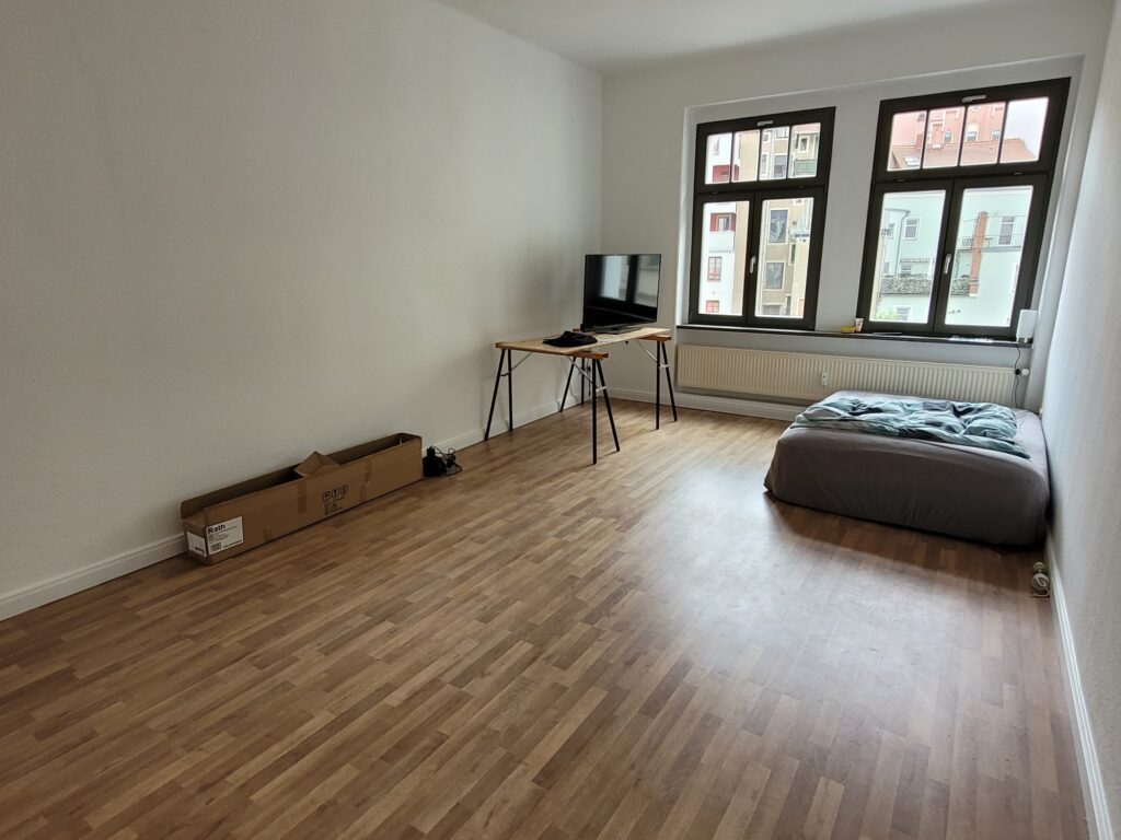 Großzügige 4-Zi-Whg. mit moderner Einbauküche, Laminatboden und Südbalkon in der Meißner Altstadt.