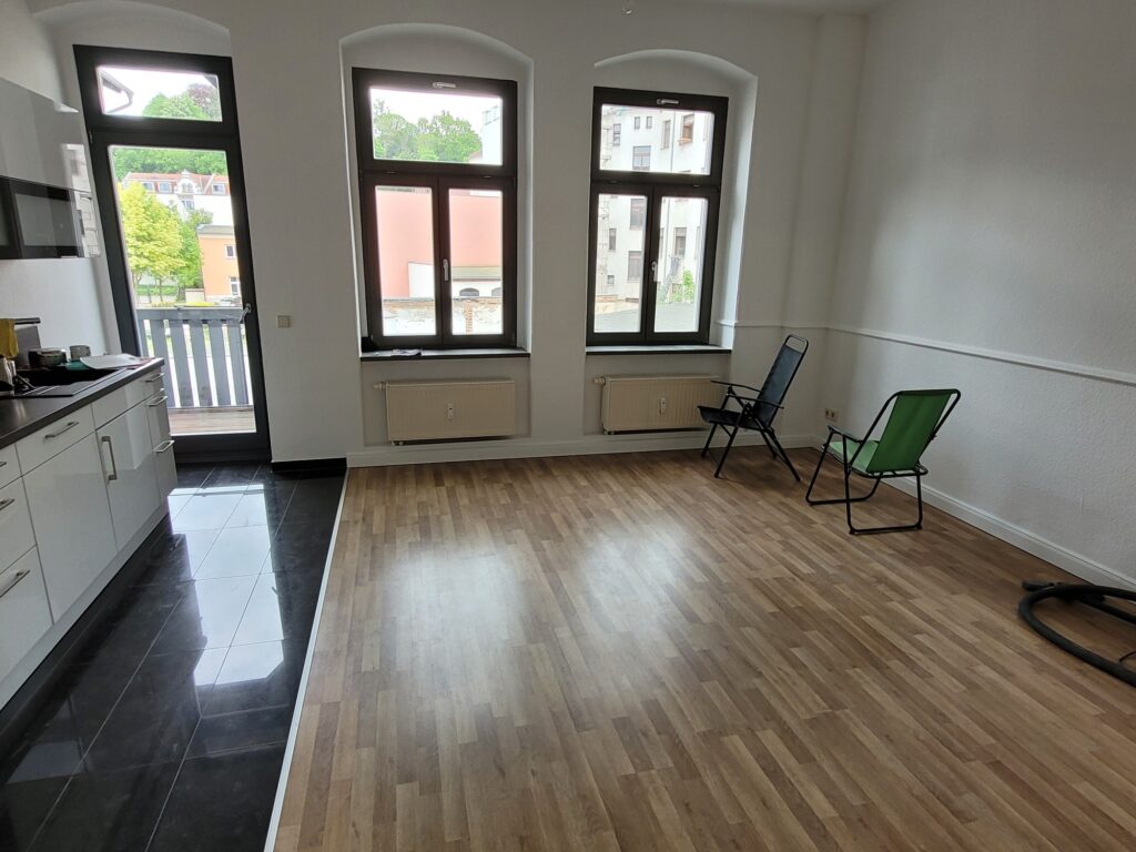 Großzügige 4-Zi-Whg. mit moderner Einbauküche, Laminatboden und Südbalkon in der Meißner Altstadt.
