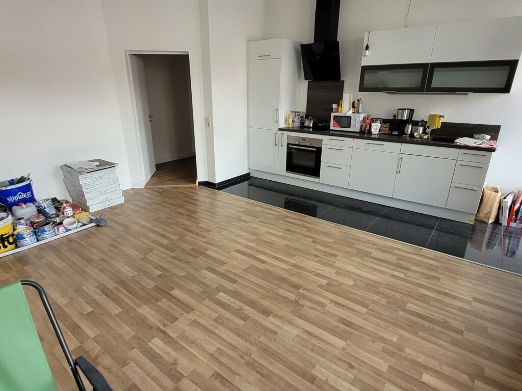 Großzügige 4-Zi-Whg. mit moderner Einbauküche, Laminatboden und Südbalkon in der Meißner Altstadt.