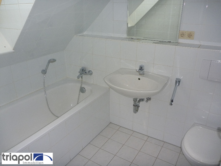 Individuelle Dachgeschosswohnung mit Laminat und Tageslichtbad am Stadtrand von Dresden..