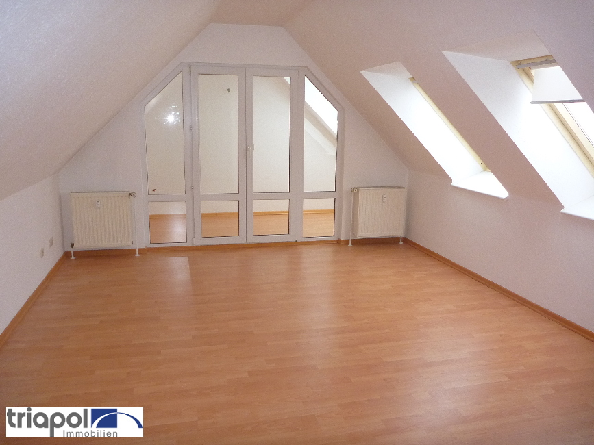 Individuelle Dachgeschosswohnung mit Laminat und Tageslichtbad am Stadtrand von Dresden..