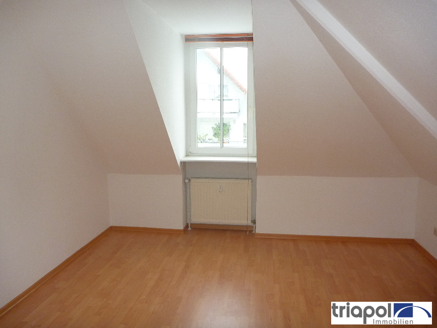 Individuelle Dachgeschosswohnung mit Laminat und Tageslichtbad am Stadtrand von Dresden..