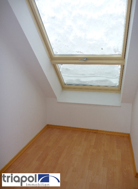 Individuelle Dachgeschosswohnung mit Laminat und Tageslichtbad am Stadtrand von Dresden..