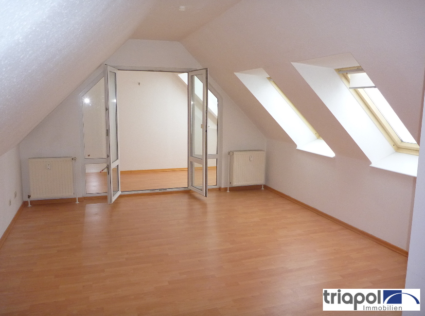 Individuelle Dachgeschosswohnung mit Laminat und Tageslichtbad am Stadtrand von Dresden..