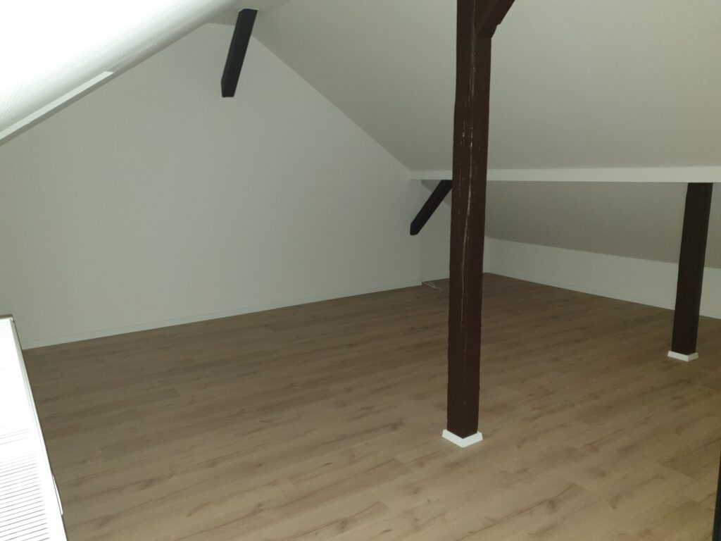 Hübsche 3-Zi-Maisonettewohnung mit Laminatboden und Tageslichtbad in Radeberg.