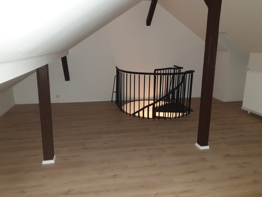 Hübsche 3-Zi-Maisonettewohnung mit Laminatboden und Tageslichtbad in Radeberg.