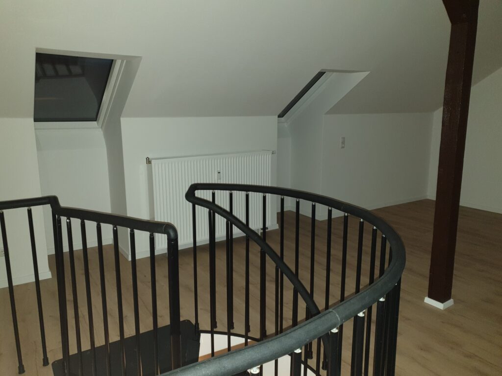 Hübsche 3-Zi-Maisonettewohnung mit Laminatboden und Tageslichtbad in Radeberg.