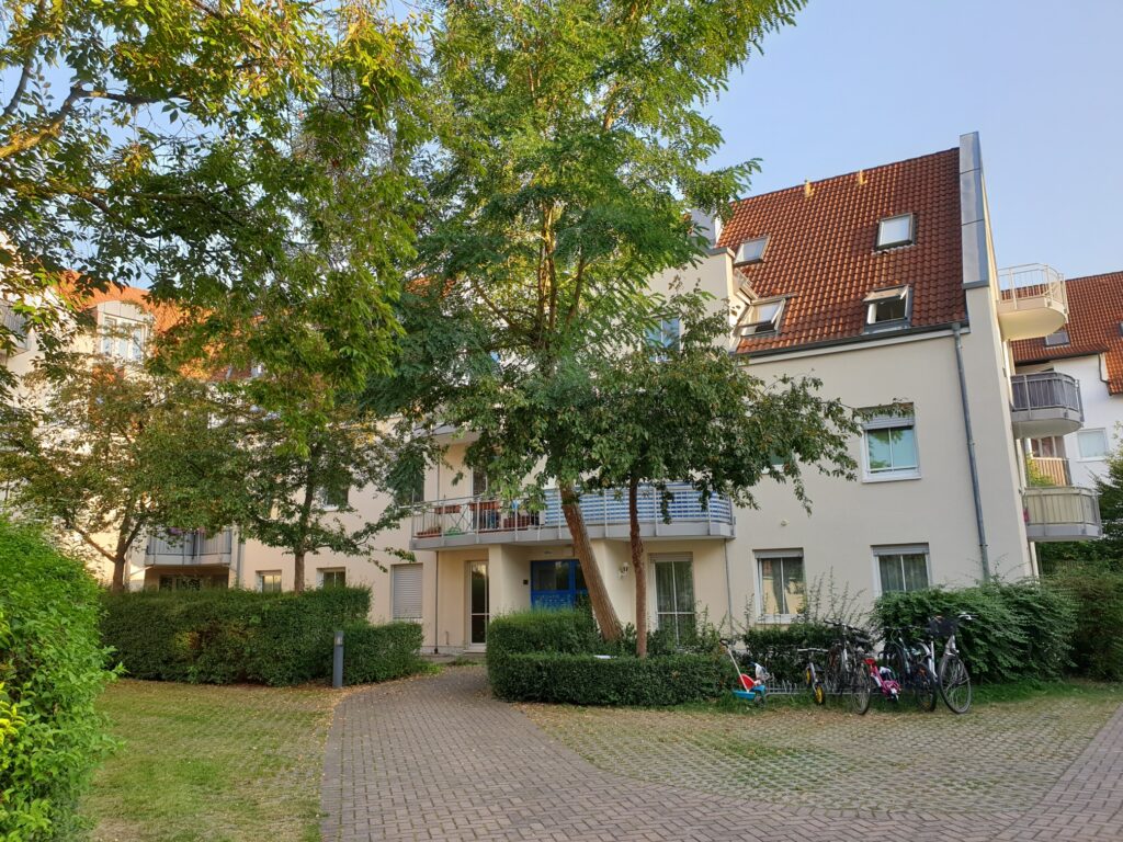 Schöne 1-Zi-Whg. mit TG-Stellplatz, Balkon und Laminatboden in grüner und ruhiger Stadtrandlage.