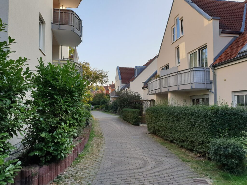 Schöne 1-Zi-Whg. mit TG-Stellplatz, Balkon und Laminatboden in grüner und ruhiger Stadtrandlage.