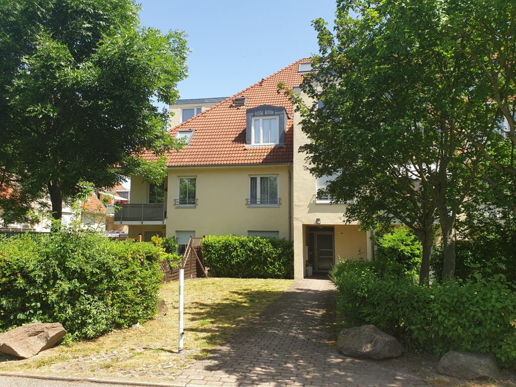Schön geschnittene 2-Zi-Wohnung mit Balkon und TG-Stellplatz in grüner und ruhiger Stadtrandlage.