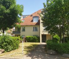 Schön geschnittene 2-Zi-Wohnung mit Balkon und TG-Stellplatz in grüner und ruhiger Stadtrandlage.