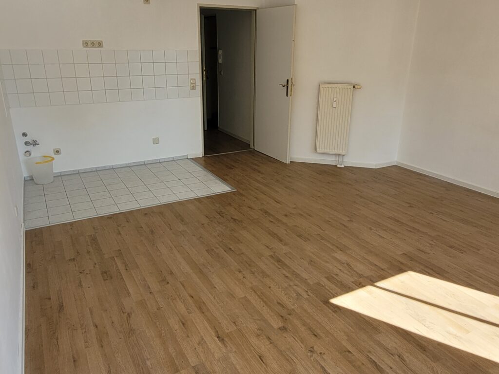 Gemütliche 2-Zi-Whg. mit Balkon und Laminatboden in ruhiger und grüner Lage von Coswig.