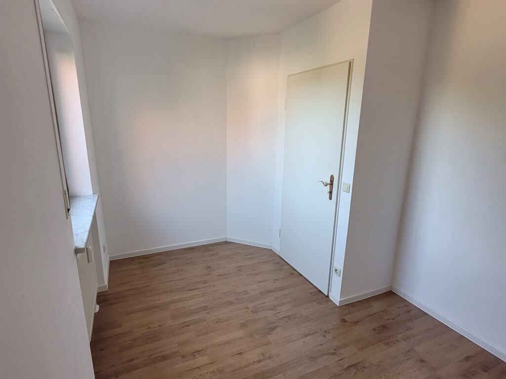 Gemütliche 2-Zi-Whg. mit Balkon und Laminatboden in ruhiger und grüner Lage von Coswig.